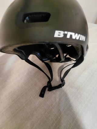 Patinete y Casco Negro
