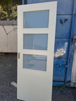 Puerta corredera blanca con 3 cristales