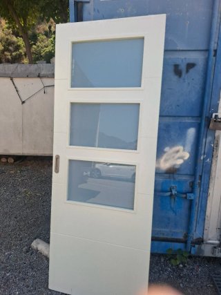 Puerta corredera blanca con 3 cristales