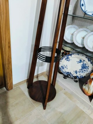 Perchero antiguo madera y cobre.