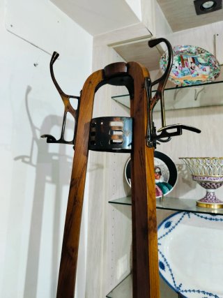 Perchero antiguo madera y cobre.