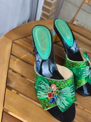 Sandalias de tacón alto verdes y doradas