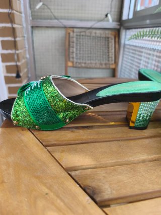 Sandalias de tacón alto verdes y doradas