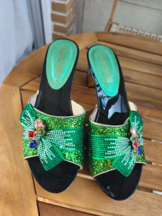 Sandalias de tacón alto verdes y doradas