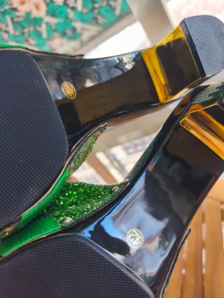 Sandalias de tacón alto verdes y doradas