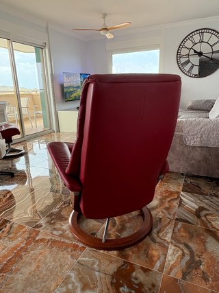 Sillón y reposapiés Stressless piel rojo