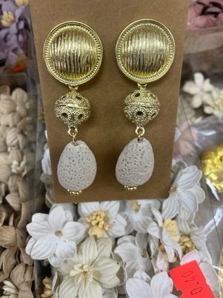 Pendientes flamenca dorados con detalle blanco