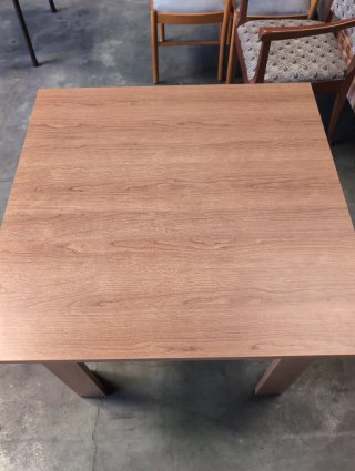 Mesa de madera marrón
