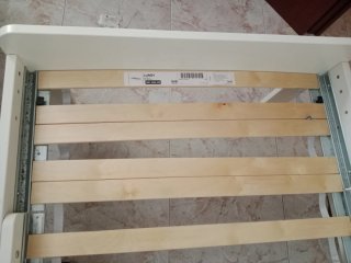 Cama extensible IKEA blanca, desmontada.