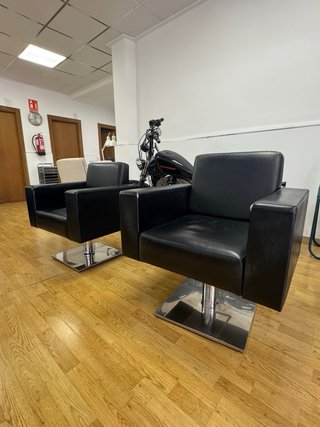 Sillones de peluquería negros con pequeños daños