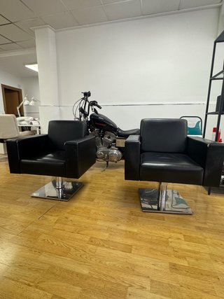 Sillones de peluquería negros con pequeños daños