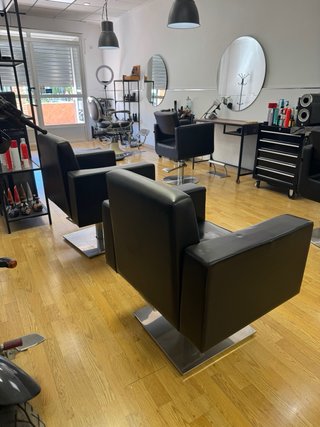Sillones de peluquería negros con pequeños daños