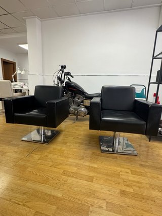 Sillones de peluquería negros con pequeños daños