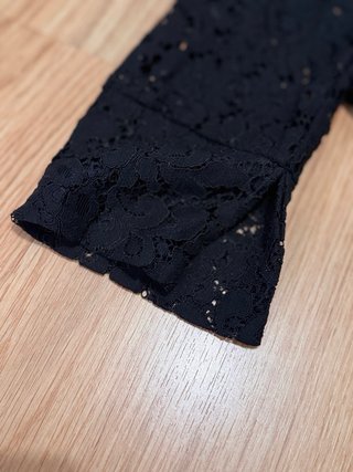 Camisa entallada encaje negro. Talla L. Mango.