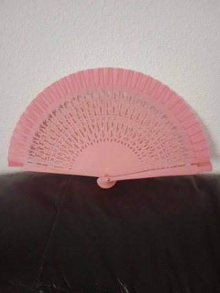 Abanico rosa de madera calada está perfecto 19 cm