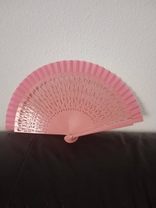 Abanico rosa de madera calada está perfecto 19 cm