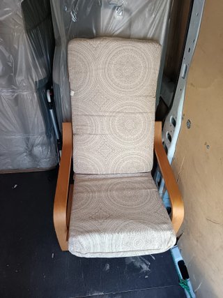 Sillón de madera y tela beige