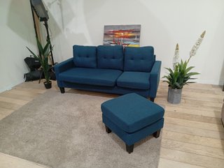 Sofá azul con puff