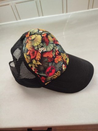 Gorra de verano estampada con malla