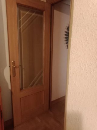 Puerta de madera con cristal