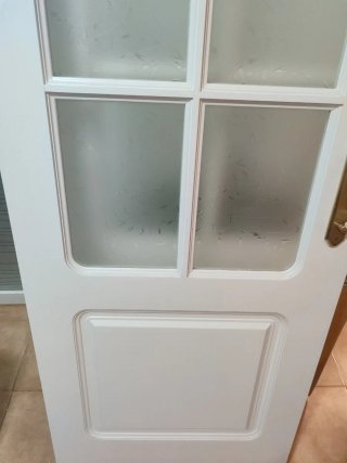 Puerta corredera blanca con cristal