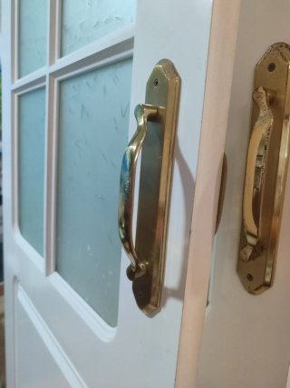 Puerta corredera blanca con cristal