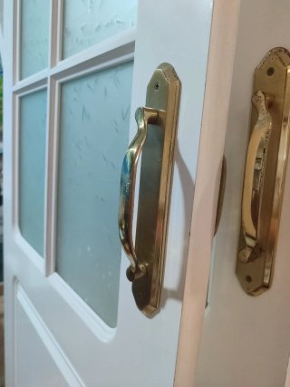 Puerta corredera blanca con cristal