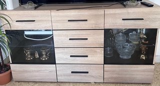 Vitrina de madera y cristal