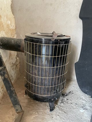 Estufa de leña redonda negra