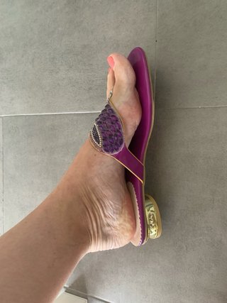 Sandalias moradas con mariposa