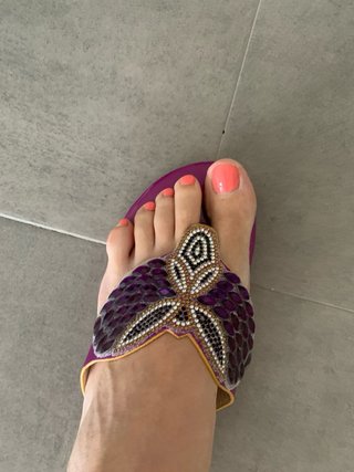 Sandalias moradas con mariposa