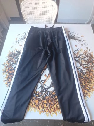 Pantalón chándal Adidas negro con rayas blancas