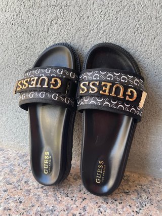 Chanclas Guess Mujer Negras y Doradas