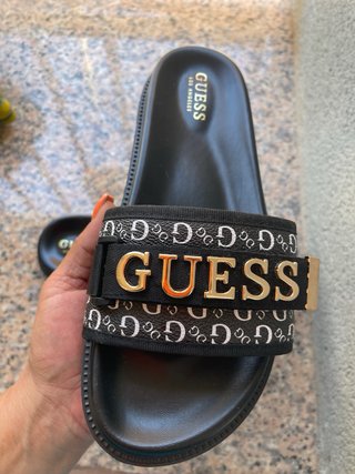 Chanclas Guess Mujer Negras y Doradas