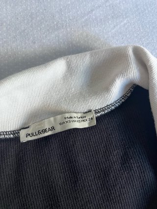 Camiseta cuello polo azul marino y blanco