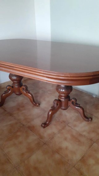 Mesa de madera mecisa antigua.