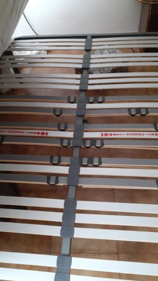 Mesa de madera mecisa antigua.