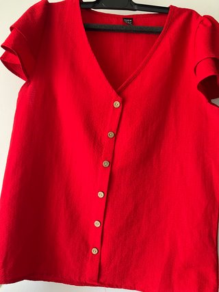 Blusa roja con botones