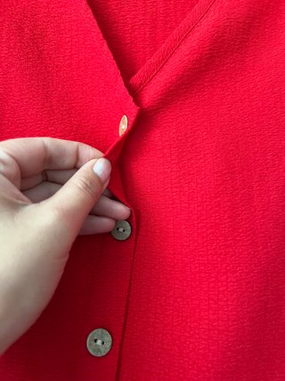 Blusa roja con botones