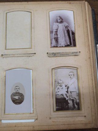 Álbum de fotos antiguo con 25 fotos