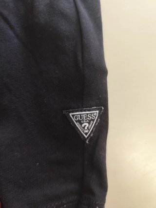 Camiseta original Guess Negra Logo Triángulo Dorad