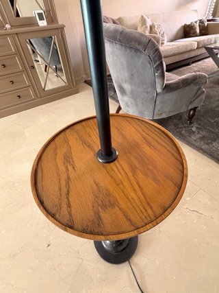 Lámpara de pie con mesa auxiliar de madera