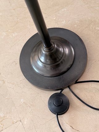 Lámpara de pie con mesa auxiliar de madera