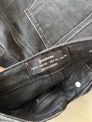 Pantalón Stradivarius acampanado negro