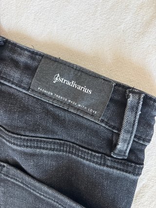 Pantalón Stradivarius acampanado negro