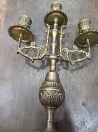 Antiguo candelabro de metal 3 brazos
