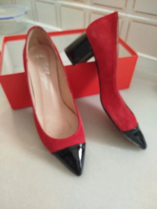Zapatos de piel rojos y negros