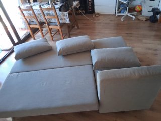 Sofá-cama gris de tela