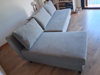 Sofá-cama gris de tela