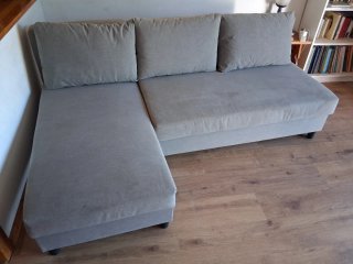 Sofá-cama gris de tela